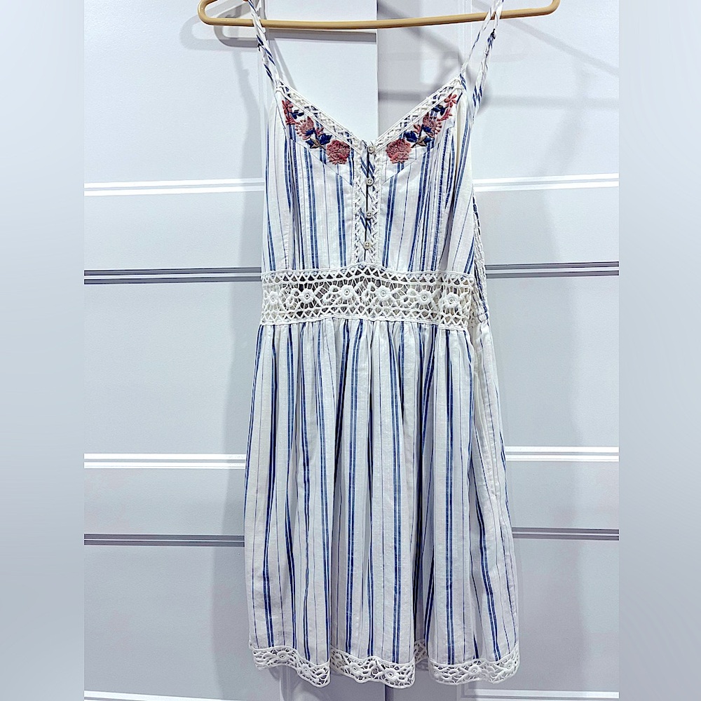 Abercrombie & Fitch White and blue light dress with embroidered details